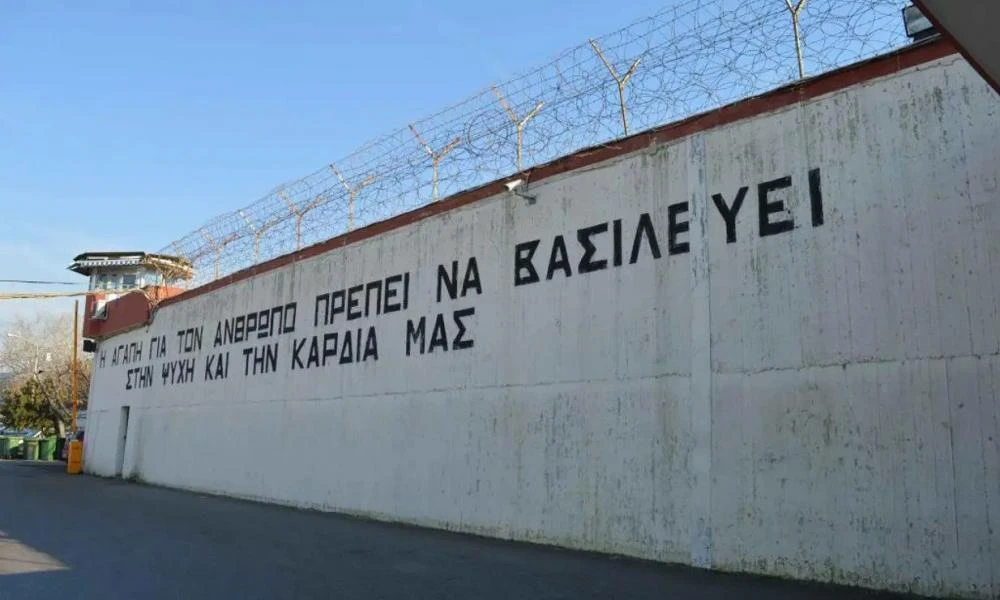 Αίσχος! Οπαδοί φώναξαν συνθήματα έξω από τις φυλακές Διαβατών υπέρ των δολοφόνων του Άλκη Καμπανού